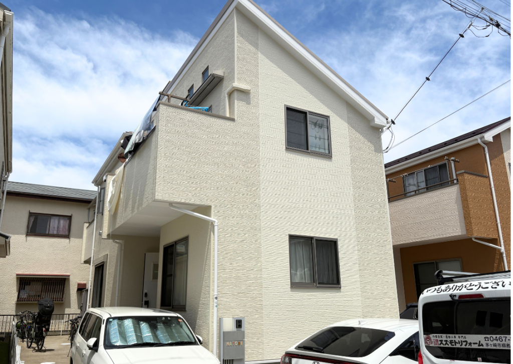 サイディング壁をベージュとアイボリーで外壁塗装!リメイク塗装